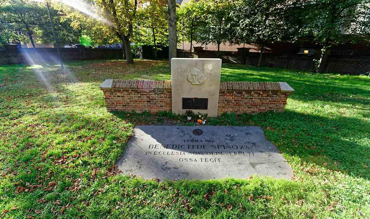 Spinoza_s-Burial-Monument.jpg