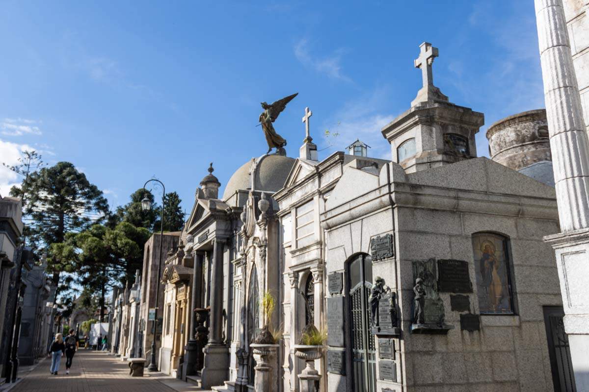 recoleta-cemetary-cover-samantha-demanga