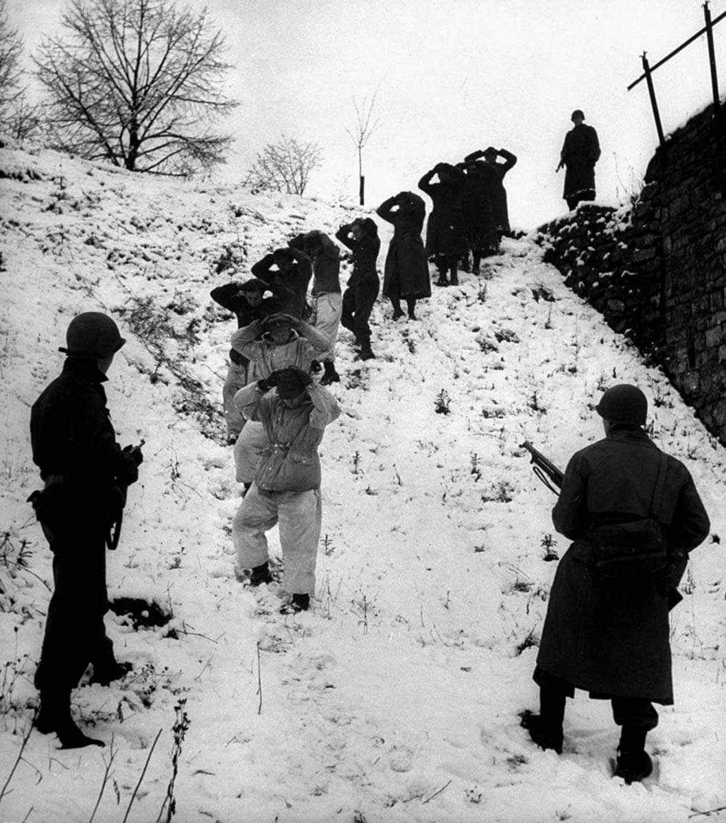 german-prisoners-at-bulge.jpg