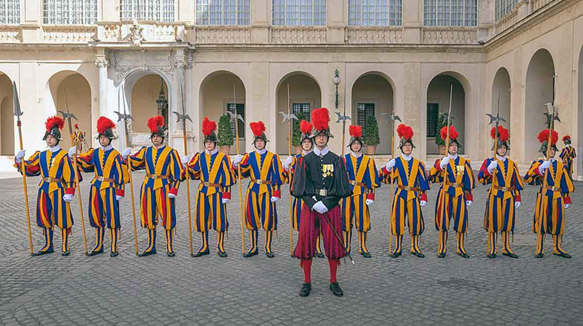 members-swiss-guard-vatican-city-photo.j