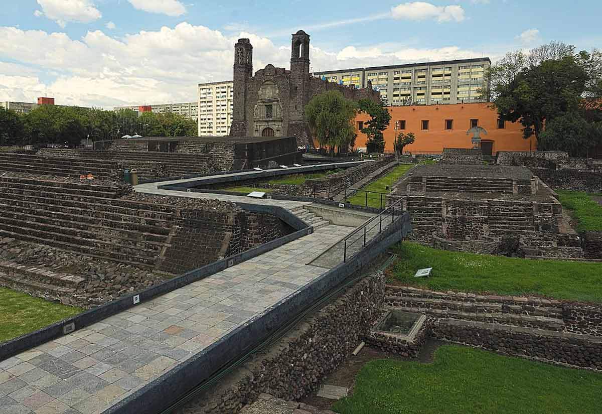 plaza-de-las-tres-culturas.jpg