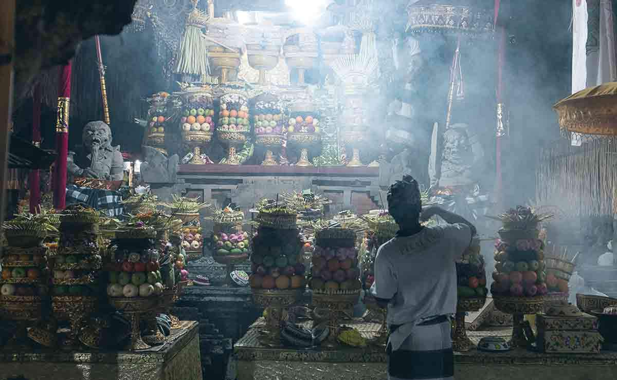 man-temple-incense-bali-hinduism.jpg